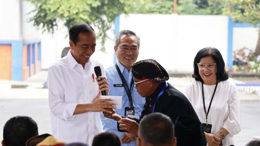 Bagikan Beras Cadangan Pangan, Mujiatun Nangis Bertemu Jokowi