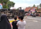 Truk Tangki Angkut Oli Terguling di Kebumen