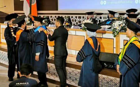 Pasangan Suami Istri Ini Dikukuhkan Bersama Jadi Guru Besar UAD