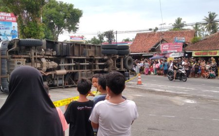 Truk Tangki Angkut Oli Terguling di Kebumen