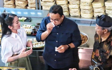Kunjungi Semarang, Anies Langsung Nyicip Penganan Khas Semarang dari Dapur Lunpia Cik Me Me
