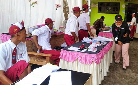 Unik, Anggota KPPS Berseragam Siswa SD