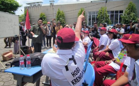 Tuntut Pemilu Jurdil, Massa Berseragam SD Gelar Aksi Sinau Matematika di KPU DIY