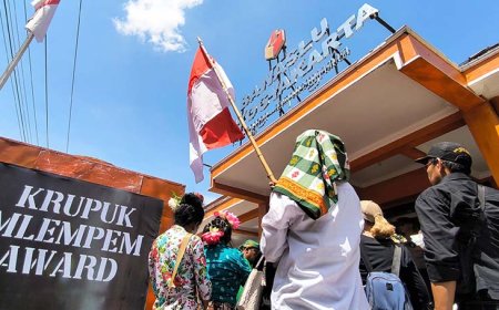 Bawaslu DIY Diganjar “Krupuk Mlempem Award”, Massa Tuntut Pemilu Ulang dan Reformasi Jilid 2