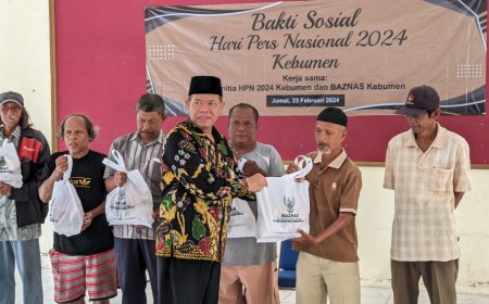 Wartawan dan Baznas Kebumen Berbagi Sembako di Hari Pers Nasional