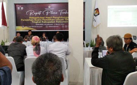 Rekapitulasi Penghitungan Suara di KPU Kebumen Berlangsung Riuh