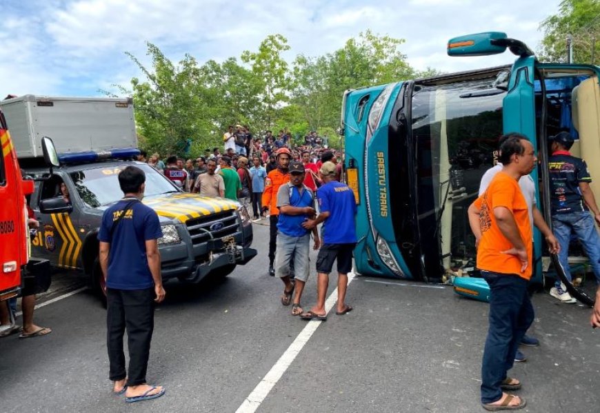 Bus Pariwisata Terguling di Bukit Bego, Seorang Meninggal
