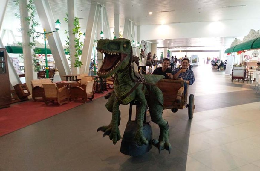 Bukannya Takut, Pengunjung YIA Justru Senang Bisa Naik Kereta Dinosaurus