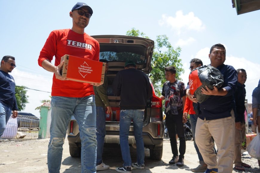 Selain Sembako, Telkomsel Bantu Pemenuhan Sarana Komunikasi Untuk Korban Banjir Grobogan