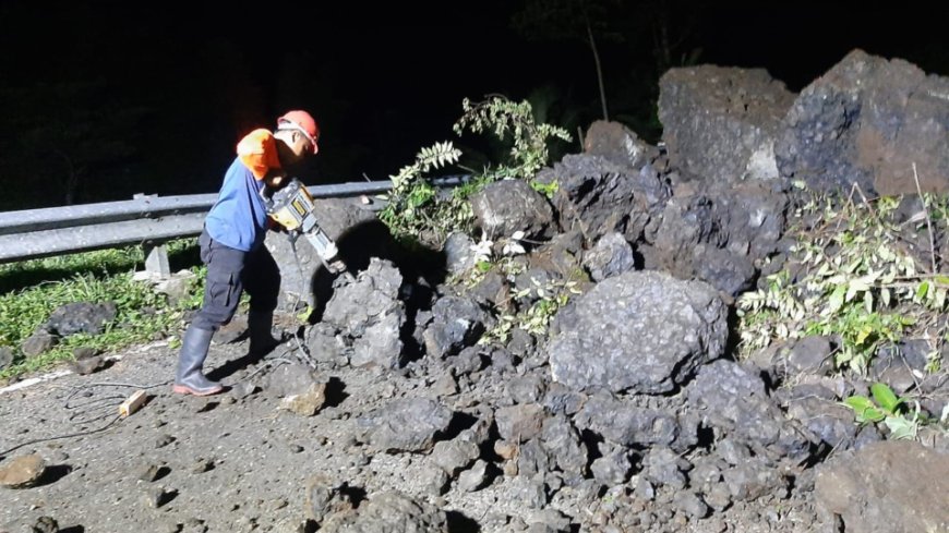 Tebing Batu Longsor, Jalan Provinsi di Sempor Sempat Tak Bisa Dilewati