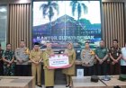 Bupati Klaten Menyerahkan Bantuan Peduli Demak