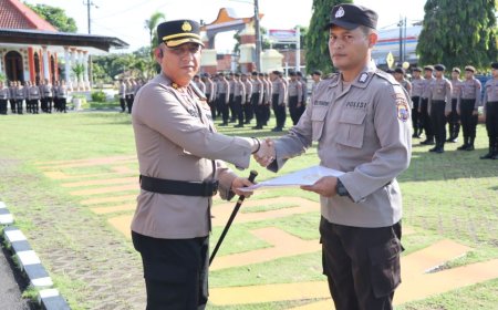 Anggota Polsek Karanggayam Menerima Penghargaan dari Kapolres Kebumen