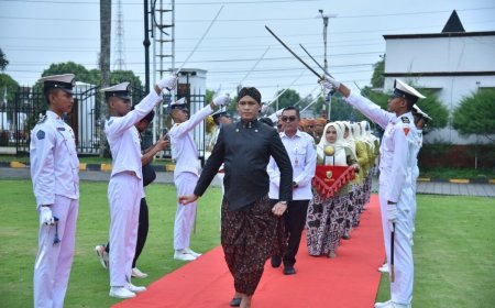Piala Adipura Disambut dengan Prosesi Pedang Pora