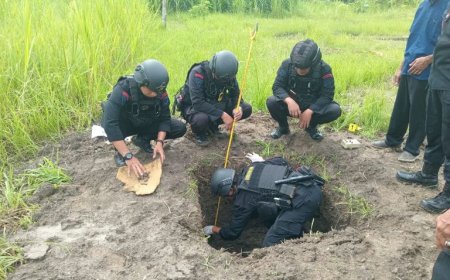 Tim Gegana Brimob Polda DIY Meledakkan Granat Sisa Perang Dunia II