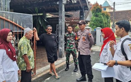 Antisipasi DBD, Babinsa Bersama Bhabinkamtibmas dan Petugas Puskesmas Melaksanakan PSN Door to Door