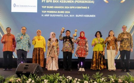 BPR BKK Kebumen Menerima Top BUMD Awards 2024