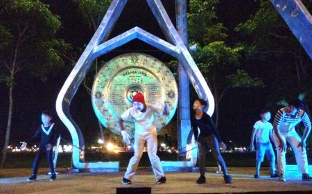 Seniman Purworejo Pentas Pantomim di Alun-alun