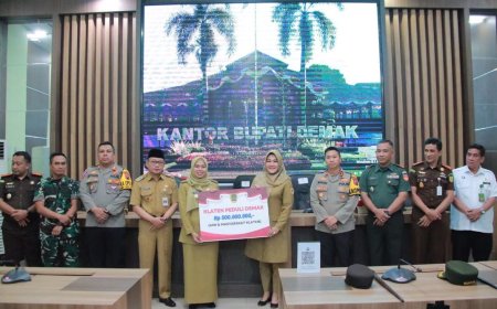 Bupati Klaten Menyerahkan Bantuan Peduli Demak