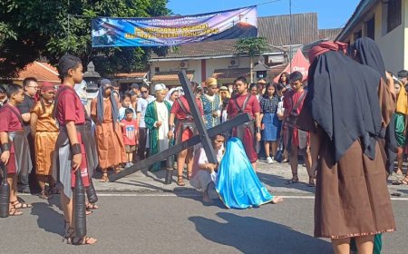 OMK Paroki Santa Perawan Maria Purworejo Gelar Permenungan Jalan Salib