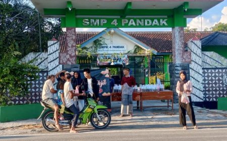 Dari Hasil Penjualan Botol Bekas Pelajar SMPN 4 Pandak Bantul Berbagi Takjil