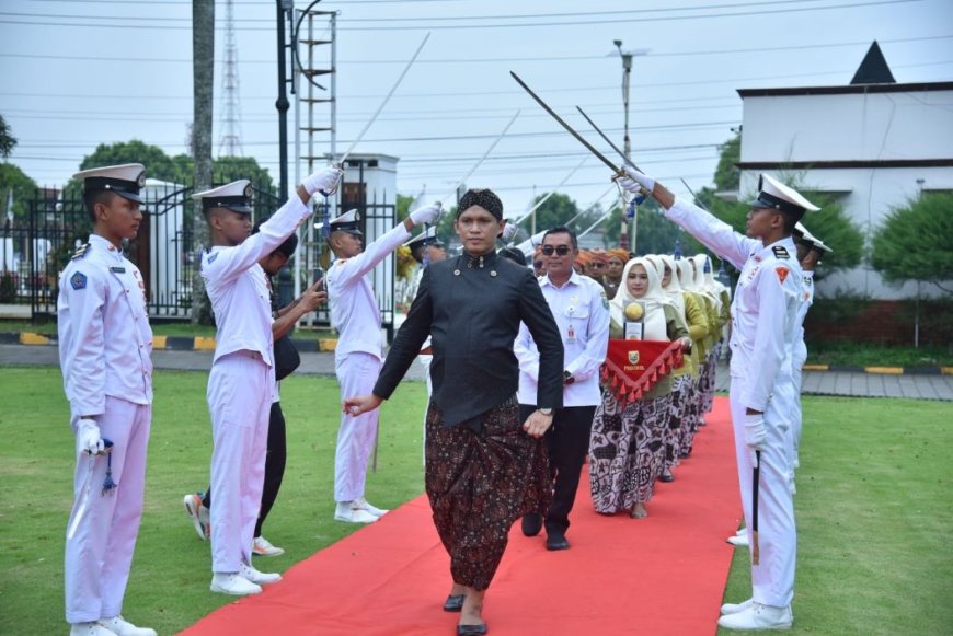 Piala Adipura Disambut dengan Prosesi Pedang Pora