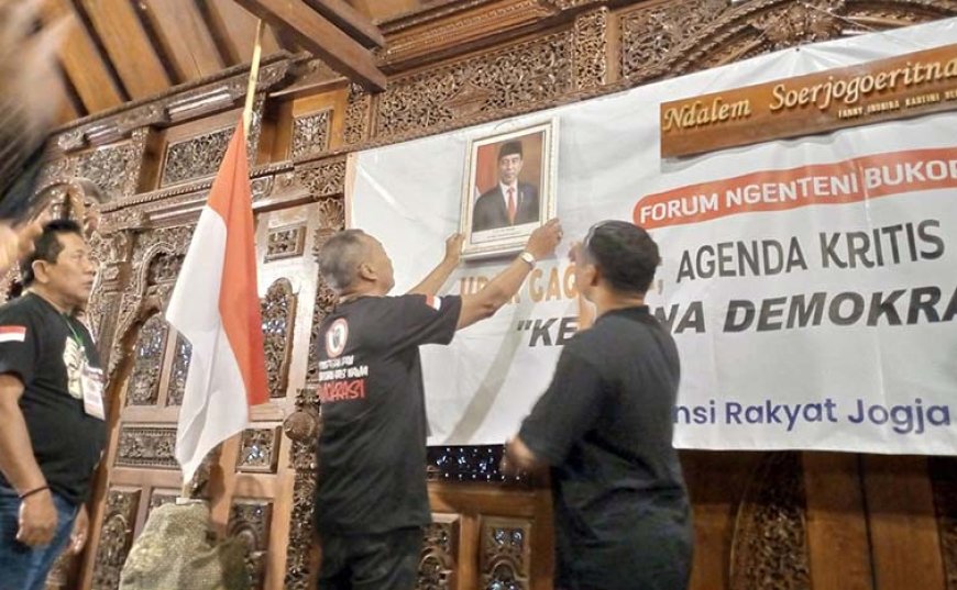 Simbolisasi Melawan Tirani, Aktivis ARJB Turunkan Foto Jokowi