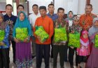 Anak Yatim, Janda dan Lansia Menerima Bingkisan Lebaran
