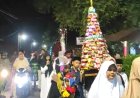 Santri Mengarak Gunungan Jajanan dan Replika Unta