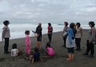 Polwan Turun Mencegah Wisatawan Mandi di Laut