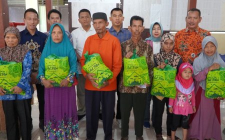 Anak Yatim, Janda dan Lansia Menerima Bingkisan Lebaran