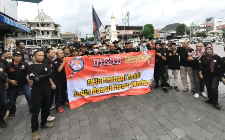 FKJR Berbagi Takjil di Tugu Jogja