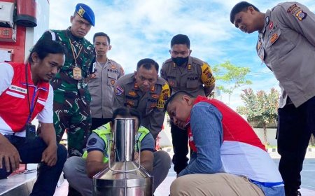 Petugas Cek Akurasi Takaran Pompa SPBU