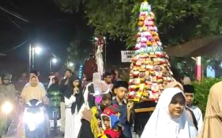 Santri Mengarak Gunungan Jajanan dan Replika Unta