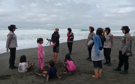 Polwan Turun Mencegah Wisatawan Mandi di Laut