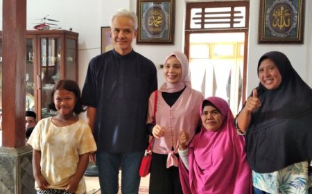 Warga Berduyun-duyun Mendatangi Rumah Orang Tua Ganjar di Purworejo