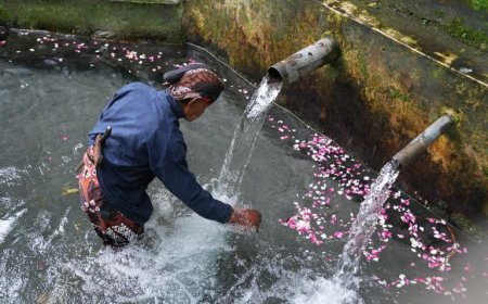 Warga Mengarak 14 Kendi, Peringatan Hari Jadi Sendangadi Meriah