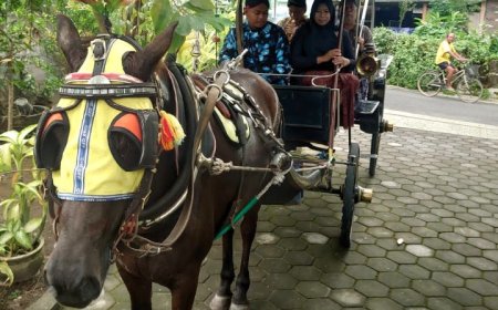 Untoro Hariadi Naik Andong Mendaftar Calon Bupati ke Partai Golkar