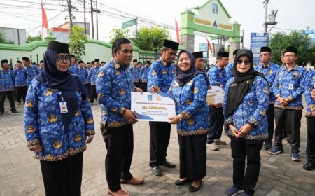 Bupati Sleman Menyerahkan Tali Asih untuk Anggota Korpri