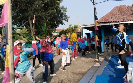 Lahan Kosong Pinggir Sungai Dimanfaatkan untuk Senam