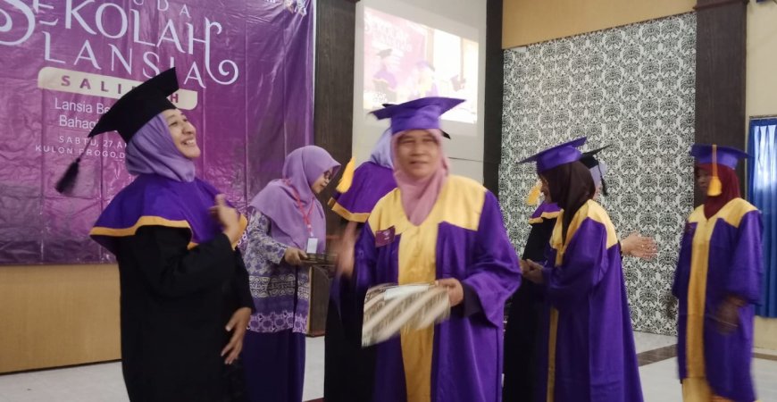 Tertua 82 Tahun, Sekolah Lansia Salimah Kulonprogo Gelar Wisuda
