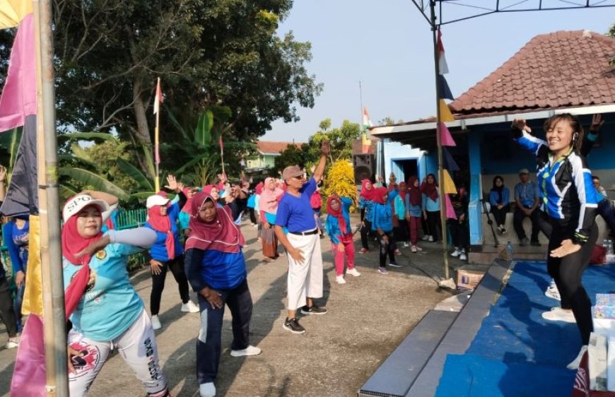 Lahan Kosong Pinggir Sungai Dimanfaatkan untuk Senam