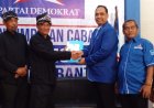 Berpakaian Petani, Untoro Mendaftar Bacabup ke Partai Demokrat