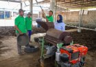Pemkab Menyerahkan Bantuan Peralatan Pengolah Pupuk