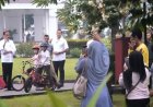 Ribuan Warga dan Wisatawan Memanggil Jokowi dari Luar Pagar Gedung Agung