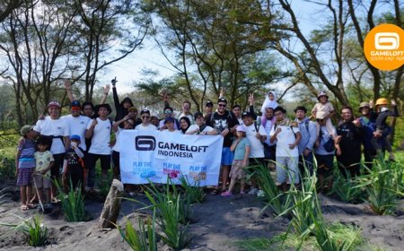 Gameloft Indonesia dan Pokdarwis Tanam Pandan Laut di Pantai Goa Cemara