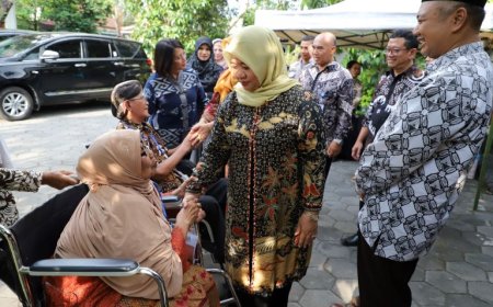 Bupati Meluncurkan Sekolah Lansia BKL Melati Cangkring
