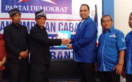 Berpakaian Petani, Untoro Mendaftar Bacabup ke Partai Demokrat