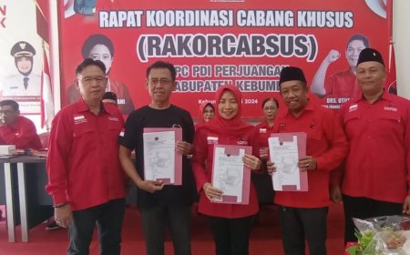 Arif dan Ristawati Mengambil Formulir Pendaftaran Bersamaan