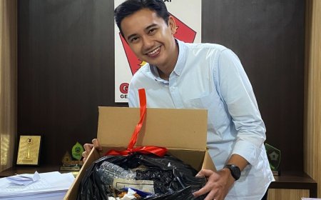 Pimpinan Komisi B DPRD Kota Yogyakarta Diberi Kado Sampah