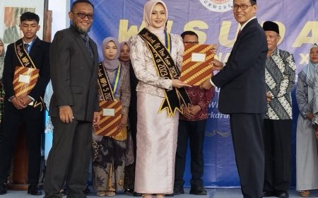 SMAN 1 Purworejo Mewisuda 392 Lulusan